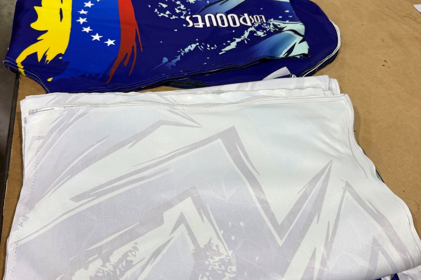 Pilas de piezas cortadas con el diseño sublimado
