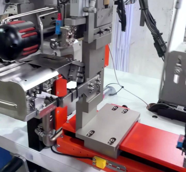 Máquina de acabado industrial en el taller de confección